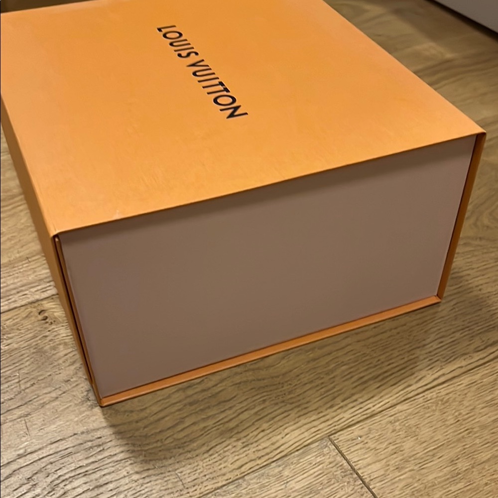 Louis Vuitton Orange Presentation Box with Black Logo - Picture 4 of 8